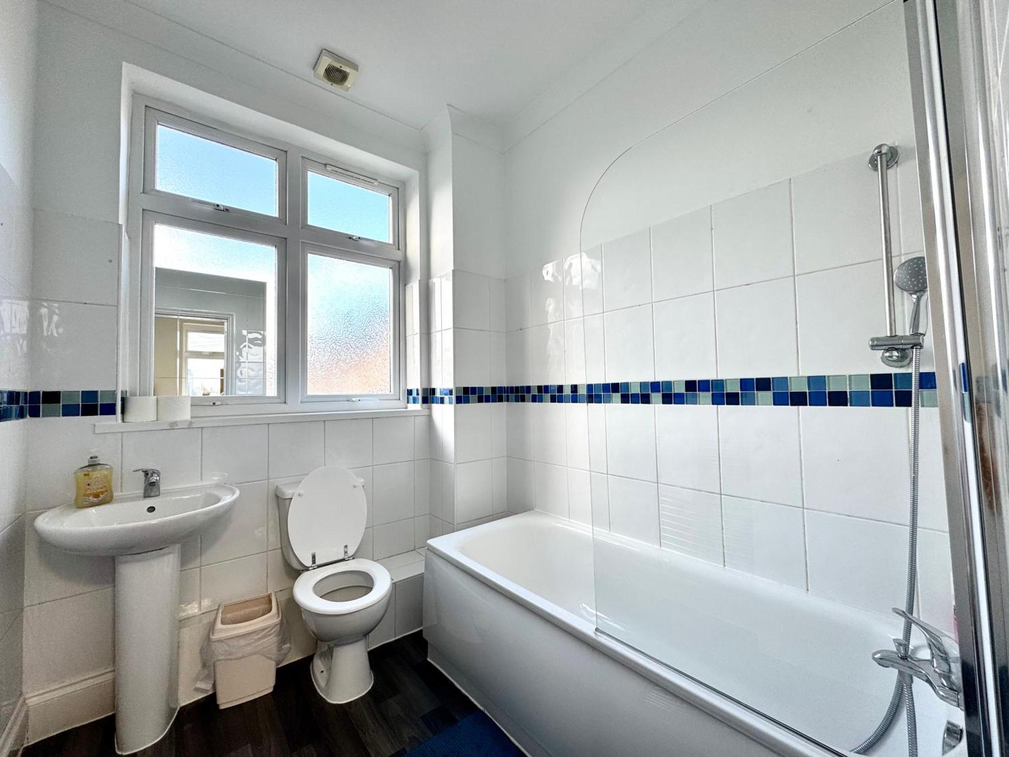 לונדון 3 Bedrooms Spacious House, Separate Reception, 2 Full Bathrooms, Parking, Garden מראה חיצוני תמונה